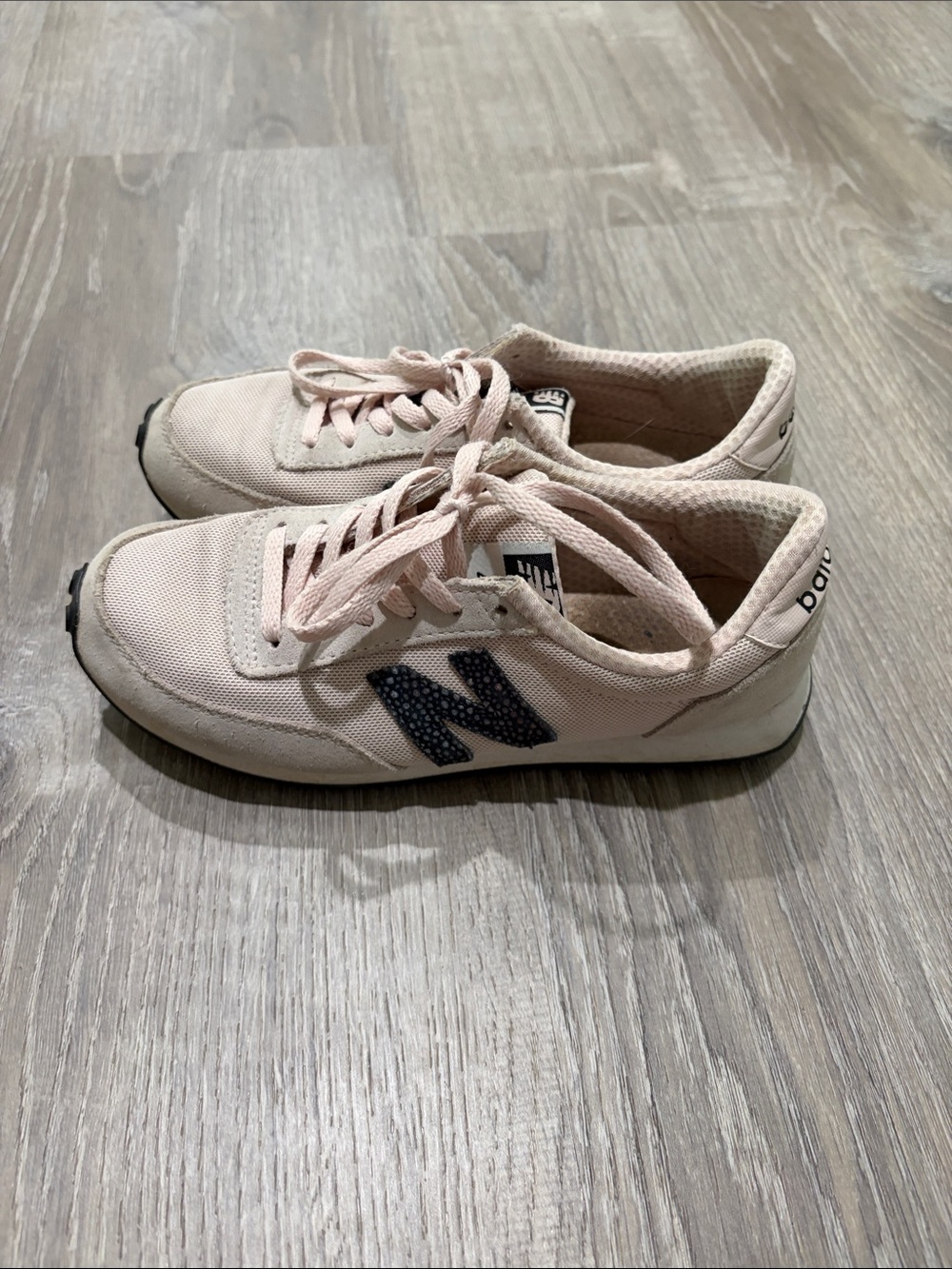New balance 410 light pink Sneakers with Navy Accent